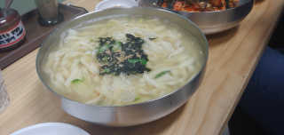 칼국수에끌림 [칼국수에 끌림] 손칼국수+비빔칼국수+왕만두4개 — 5점을 준 리뷰어가 2018년 10월 올린 사용 사진