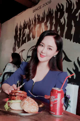 [뉴욕아파트먼트] 버거메뉴1개 + 치킨메뉴1개 — 5점을 준 리뷰어가 2020년 4월 올린 사용 사진