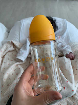 유비맘 PPSU 젖병 노꼭지_260ml_컬러 랜덤 발송 — 5점을 준 리뷰어가 2020년 3월 올린 사용 사진