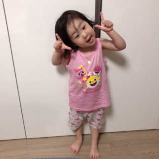 [베이비앤아이] 핑크퐁 아기상어 유아 민소매 상하복 — 5점을 준 리뷰어가 2019년 6월 올린 사용 사진