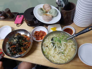 칼국수에끌림 [칼국수에 끌림] 손칼국수+비빔칼국수+왕만두4개 — 4점을 준 리뷰어가 2018년 9월 올린 사용 사진