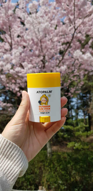 아토팜 야외놀이 선스틱 SPF50+ PA++++ — 5점을 준 리뷰어가 2020년 3월 올린 사용 사진