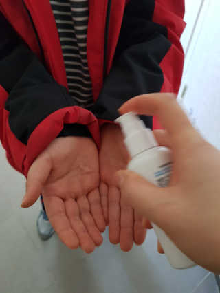아토앤오투 휴대용 바른 손소독제 + 손입티슈 6세트 — 5점을 준 리뷰어가 2020년 2월 올린 사용 사진