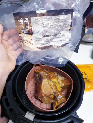 행복먹거리공작소 맥족. 맥주에 빠진 족발 550g + 마늘소스 70g — 5점을 준 리뷰어가 2020년 3월 올린 사용 사진
