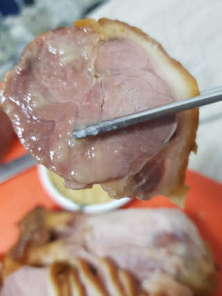 행복먹거리공작소 맥족. 맥주에 빠진 족발 550g + 마늘소스 70g — 3점을 준 리뷰어가 2020년 1월 올린 사용 사진