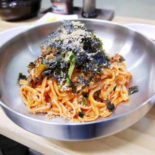 칼국수에끌림 [칼국수에 끌림] 손칼국수+비빔칼국수+왕만두4개 — 5점을 준 리뷰어가 2018년 10월 올린 사용 사진