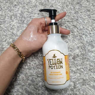 바디홀릭 인샤워 바디퍼퓸 옐로우포션 250ML — 5점을 준 리뷰어가 2019년 4월 올린 사용 사진