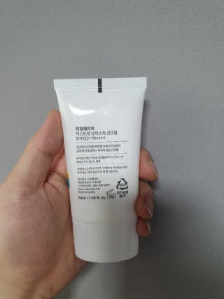 리얼베리어 익스트림 모이스처 선크림 SPF50+ PA++++ — 5점을 준 리뷰어가 2019년 4월 올린 사용 사진