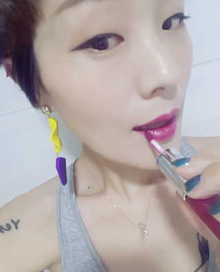 터치인솔 메탈리스트 리퀴드 포일 립스틱 5종 — 5점을 준 리뷰어가 2018년 3월 올린 사용 사진