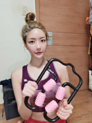 뭅뭅 바디핏레그롤러 종아리 허벅지 하체 마사지기 — 4.5점을 준 리뷰어가 2019년 9월 올린 사용 사진