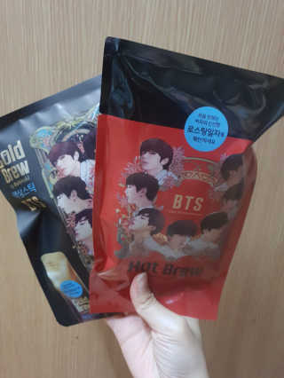 한국야쿠르트 콜드브루, 핫브루 액상스틱 BTS 일러스트 — 5점을 준 리뷰어가 2018년 11월 올린 사용 사진