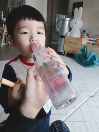 아쿠아스 플레이버워터 [아쿠아스] 복숭아 플레이버워터 1BOX 20개입 — 5점을 준 리뷰어가 2020년 3월 올린 사용 사진