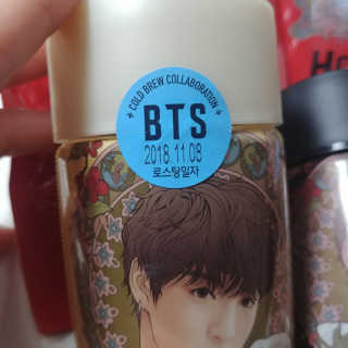 한국야쿠르트 콜드브루, 핫브루 BTS 일러스트 — 4점을 준 리뷰어가 2018년 11월 올린 사용 사진