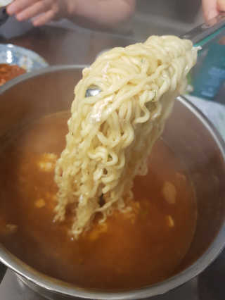 라면 그대로가 제일 맛있는 더엄마라면 — 5점을 준 리뷰어가 2019년 6월 올린 사용 사진