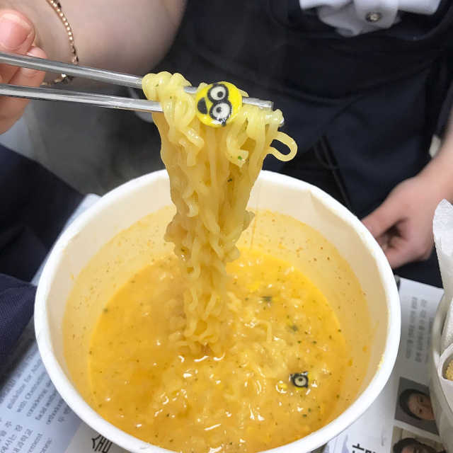 유어스) 미니언즈 옥수수 치즈 탕면 리뷰 사진