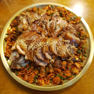 [동네맛집족발] 4개 족발 중 택1 — 5점을 준 리뷰어가 2019년 12월 올린 사용 사진