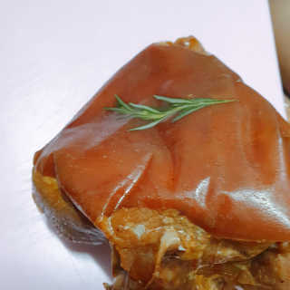 행복먹거리공작소 맥족. 맥주에 빠진 족발 550g + 마늘소스 70g — 5점을 준 리뷰어가 2020년 2월 올린 사용 사진