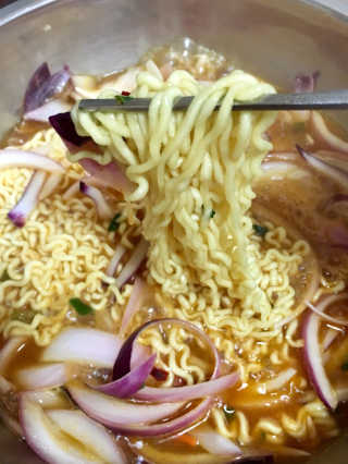 라면 그대로가 제일 맛있는 더엄마라면 — 3점을 준 리뷰어가 2019년 6월 올린 사용 사진