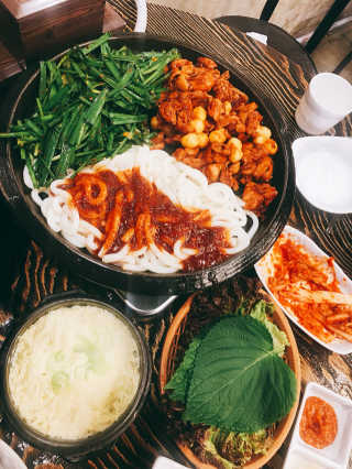 고향원조숯불닭갈비 [고향산천원조숯불닭갈비] 뼈없는 숯불닭갈비 2인세트 — 4.33점을 준 리뷰어가 2018년 9월 올린 사용 사진