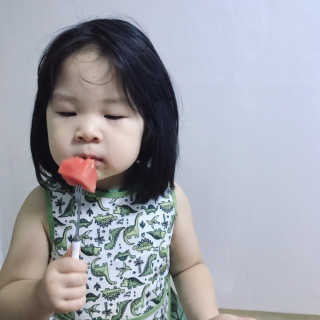 [베이비앤아이] 클린 이유식 방수 턱받이 — 5점을 준 리뷰어가 2019년 7월 올린 사용 사진