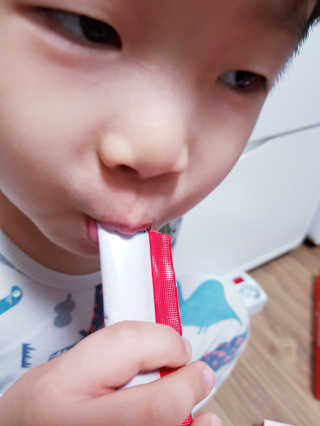 메이준뉴트리 박경호의 어린이 홍삼 홍통령젤리 30포 — 5점을 준 리뷰어가 2018년 4월 올린 사용 사진