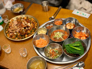 [동네맛집족발] 4개 족발 중 택1 — 4점을 준 리뷰어가 2020년 1월 올린 사용 사진