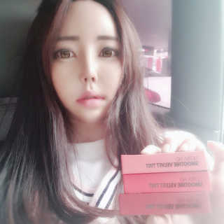 우드버리 울트라 에이치디 스무디 벨벳 틴트 — 5점을 준 리뷰어가 2019년 6월 올린 사용 사진