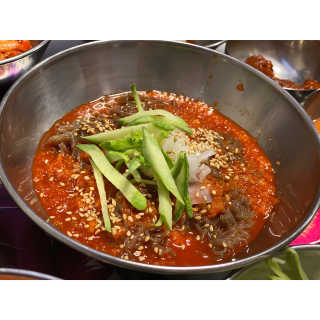 [동네맛집족발] 4개 족발 중 택1 — 4점을 준 리뷰어가 2020년 4월 올린 사용 사진