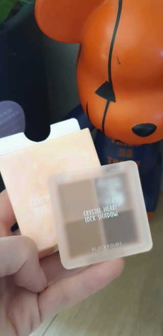 [블랙루즈] 크리스탈 하트 락 섀도우 4종 중 택1 — 5점을 준 리뷰어가 2020년 9월 올린 사용 사진