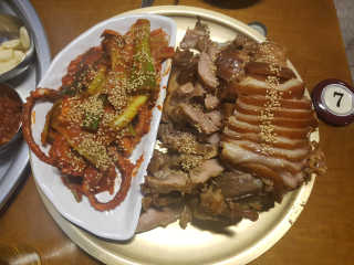 [동네맛집족발] 4개 족발 중 택1 — 4점을 준 리뷰어가 2020년 4월 올린 사용 사진