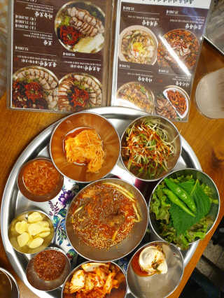[동네맛집족발] 4개 족발 중 택1 — 5점을 준 리뷰어가 2020년 6월 올린 사용 사진