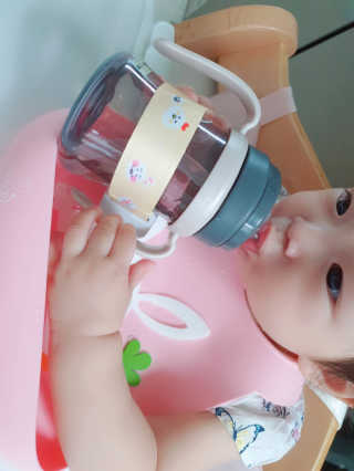 유비맘 젖병 빨대컵 다용도 홀더 1+1 _ 컬러 랜덤 발송 — 5점을 준 리뷰어가 2020년 9월 올린 사용 사진