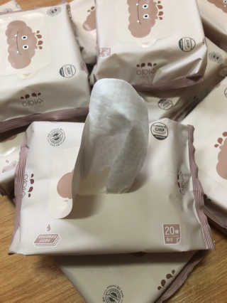 아이수 브론 몬스터 휴대용 아기 물티슈 — 5점을 준 리뷰어가 2020년 12월 올린 사용 사진