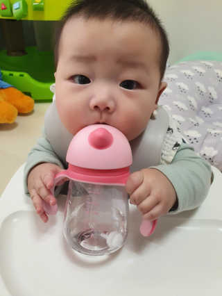 유비맘 트라이탄 코니빨대컵_컬러 랜덤 발송 — 5점을 준 리뷰어가 2020년 11월 올린 사용 사진