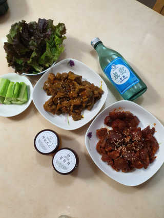 쿡스딜리 매콤족발+커리족발+무김치+마늘소스 — 5점을 준 리뷰어가 2020년 6월 올린 사용 사진