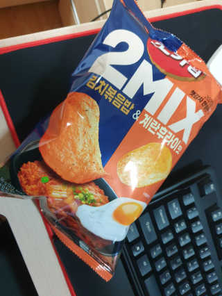 포카칩 2MIX 김치볶음밥 and 계란후라이맛 — 5점을 준 리뷰어가 2020년 7월 올린 사용 사진