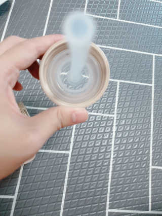유비맘 샘방지 PPSU 빨대컵_컬러 랜덤 발송 — 2.5점을 준 리뷰어가 2020년 7월 올린 사용 사진