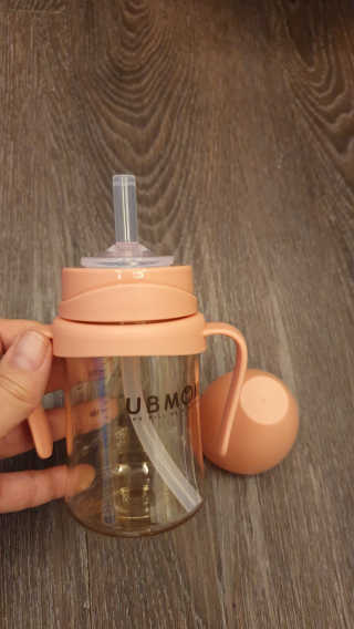 유비맘 샘방지 PPSU 빨대컵_컬러 랜덤 발송 — 2.5점을 준 리뷰어가 2020년 8월 올린 사용 사진