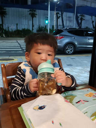 유비맘 트라이탄 코니빨대컵_컬러 랜덤 발송 — 5점을 준 리뷰어가 2020년 9월 올린 사용 사진