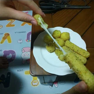 가치식탁 리얼치즈스틱, 리얼크림치즈볼 — 5점을 준 리뷰어가 2020년 8월 올린 사용 사진