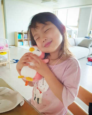 더샵토이 핸드메이드 동물 펭귄 애착 봉제인형 — 5점을 준 리뷰어가 2020년 7월 올린 사용 사진