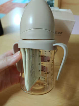 유비맘 샘방지 PPSU 빨대컵_컬러 랜덤 발송 — 5점을 준 리뷰어가 2020년 8월 올린 사용 사진