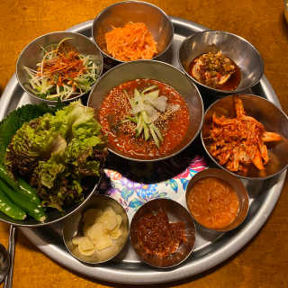 [동네맛집족발] 4개 족발 중 택1 — 4점을 준 리뷰어가 2020년 4월 올린 사용 사진