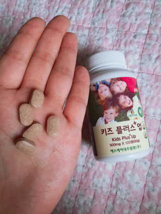 비타맘 키즈플러스업 성장기 어린이 멀티비타민미네랄 120정 — 4점을 준 리뷰어가 2020년 6월 올린 사용 사진