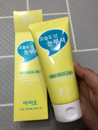 IO 아이오 오늘도 넌 눈부셔 - 데일리 스크럽 클렌징폼 — 5점을 준 리뷰어가 2020년 10월 올린 사용 사진