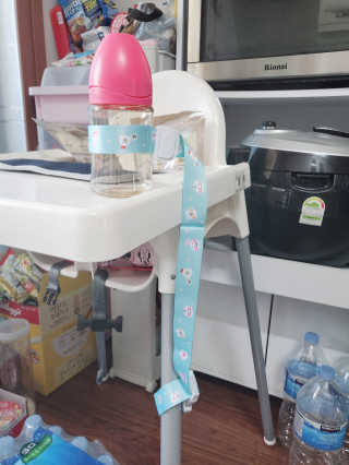 유비맘 젖병 빨대컵 다용도 홀더 1+1 _ 컬러 랜덤 발송 — 5점을 준 리뷰어가 2020년 10월 올린 사용 사진