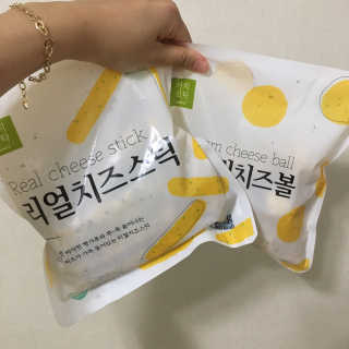 가치식탁 리얼치즈스틱, 리얼크림치즈볼 — 5점을 준 리뷰어가 2020년 8월 올린 사용 사진