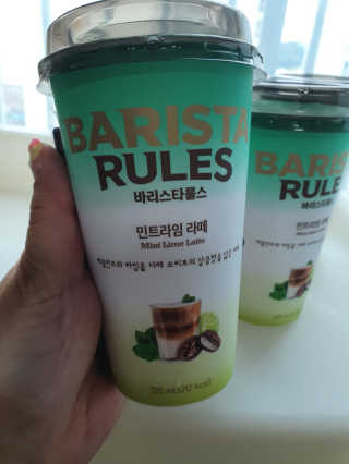 바리스타룰스 민트라임 라떼 — 5점을 준 리뷰어가 2020년 8월 올린 사용 사진