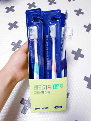 대웅제약 [덴티가드랩] 그립핏 칫솔 1세트 - 12개입 — 5점을 준 리뷰어가 2020년 8월 올린 사용 사진