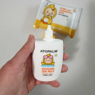 아토팜 야외놀이 선밀크 SPF50+ PA+++ — 4점을 준 리뷰어가 2020년 5월 올린 사용 사진